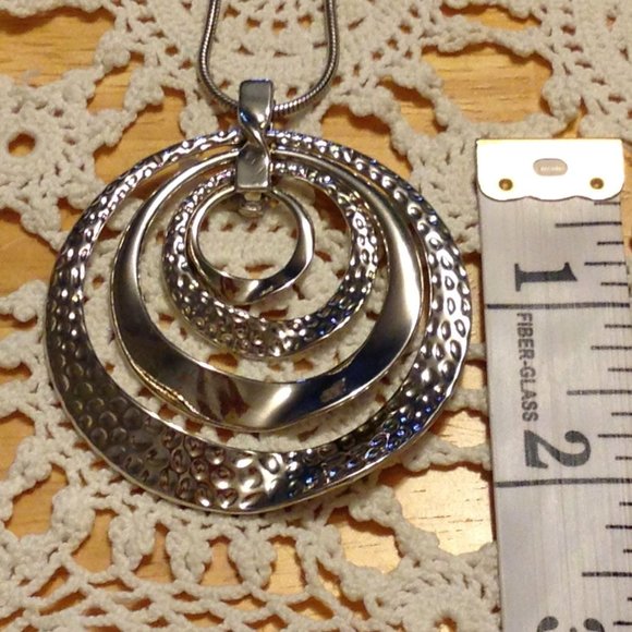 Lovely necklace, silver tone hand-hammered look - Picture 3 of 4